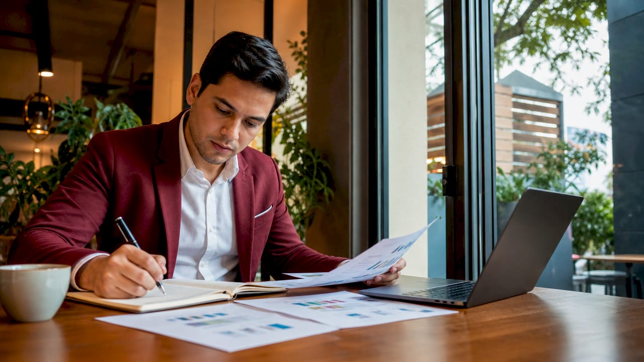 Profesional organizando estrategias de ventas online desde su despacho