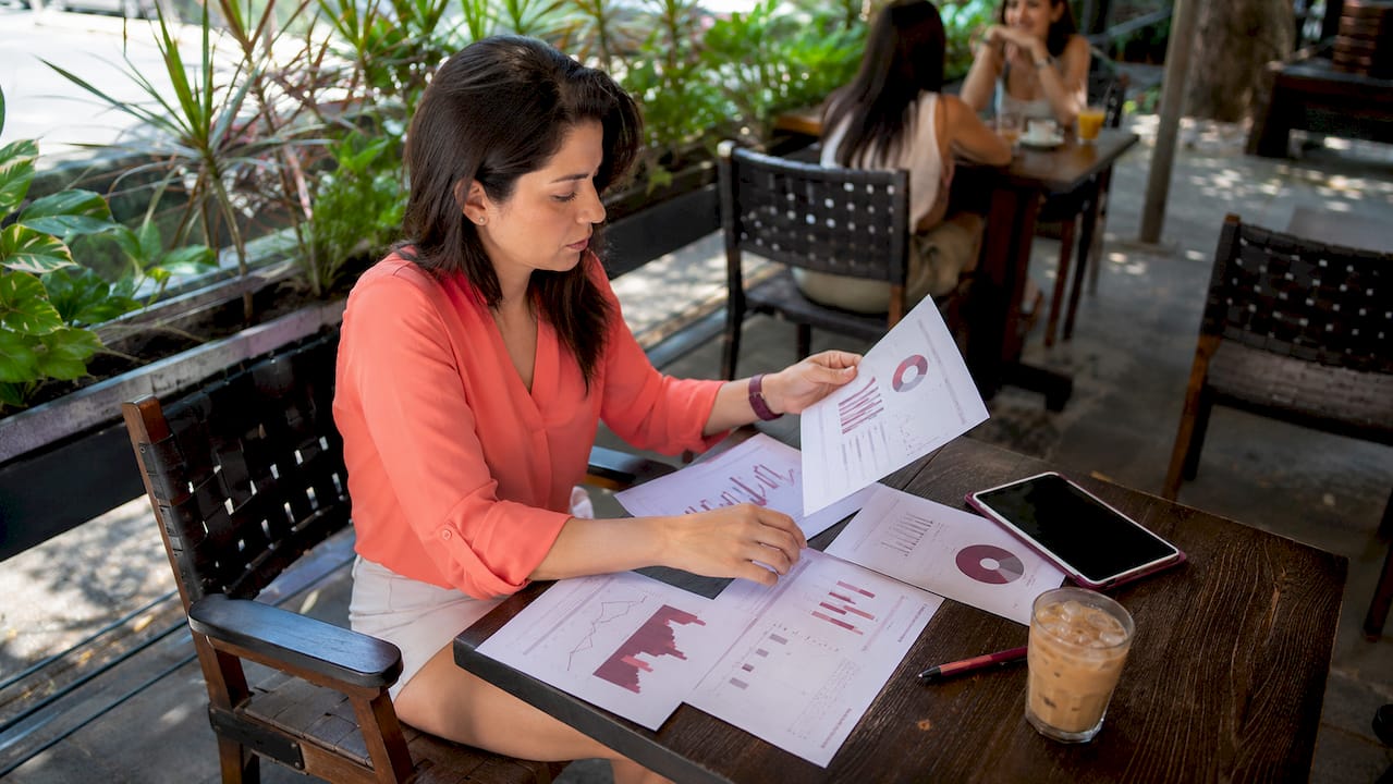 Experto analizando los resultados de campañas en diferentes canales
