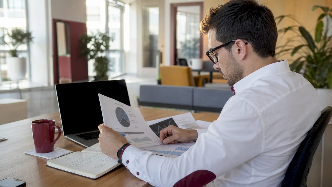 Especialista analizando y optimizando estrategias digitales